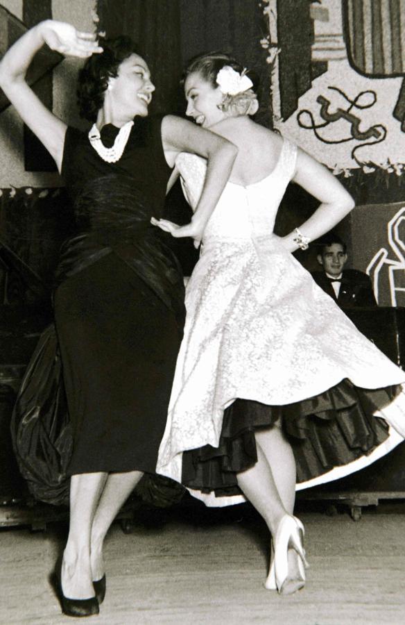 Carmen Sevilla bailando sevillanas con Paquita Rico en una foto de los años 60.