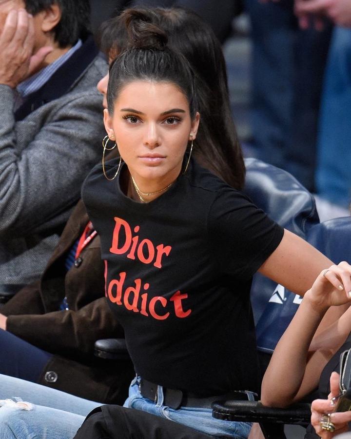 Y Kendall Jenner se enfundó una camiseta muy parecida a la de la actriz para acudir a un partico de baloncesto hace unos meses. En la web de la firma está agotada, pero puedes encontrarla en otras tipo Farfetch.o Amazon