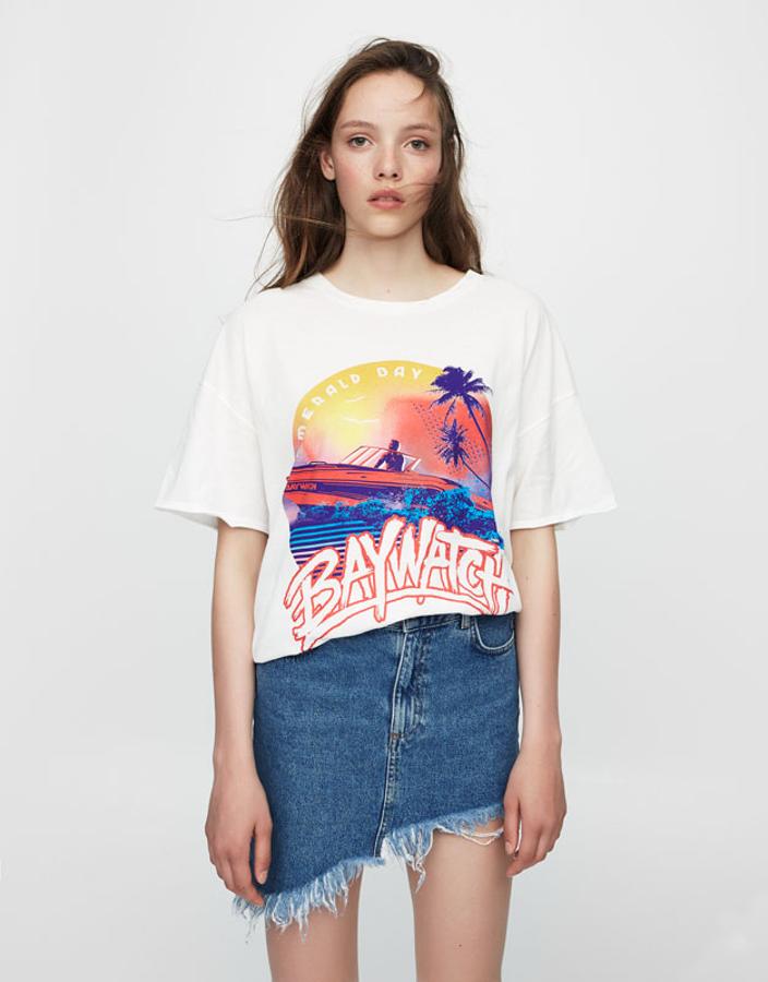 Aunque durante el verano los bañadores que recordaban al de Pamela Anderson en 'Los vigilantes de la playa' han sido un verdadero hit, durante el otoño las firmas intentan estirar sus tirón con camisetas, como esta de Pull & Bear de 15,99 euros.