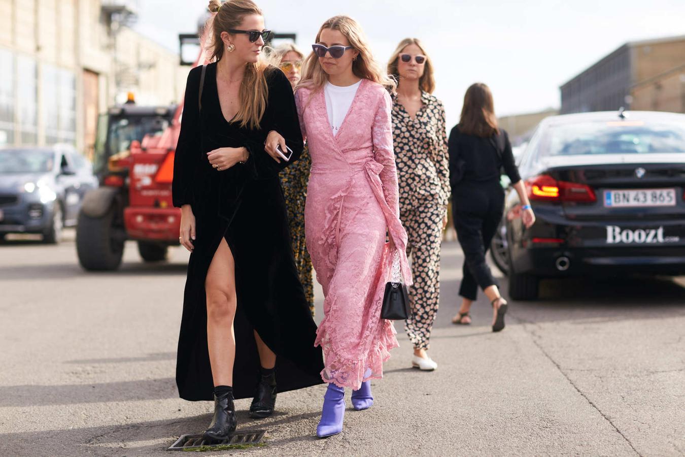 En los wrap dresses que tanto hemos llevado en verano que seguirán reinando en los próximos meses cambiando el largo y las texturas