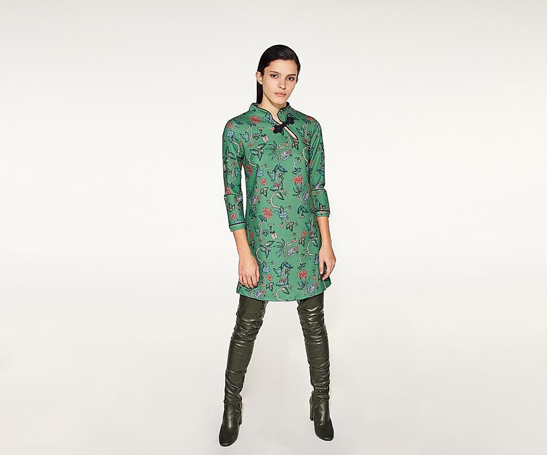 En un vestido estampado de cuello Mao, que lo puedes encontrar en Sfera (25,99 euros)