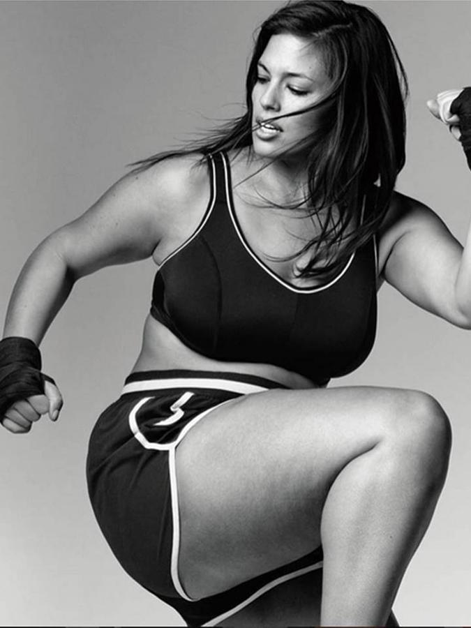 Ha aprendido a pasar de haters y comentarios hirientes. En su cuenta de Instagram son numerosos los vídeos en los que se la puede ver entrenando.“Entreno para mantenerme sana, sentirme bien, acabar con el jet lag, aclarar mi mente, demostrarle a las chicas grandes que podemos movernos como el resto, mantenerme flexible y fuerte, tener más energía. No entreno para perder peso ni curvas, porque me encuentro bien conmigo misma”.