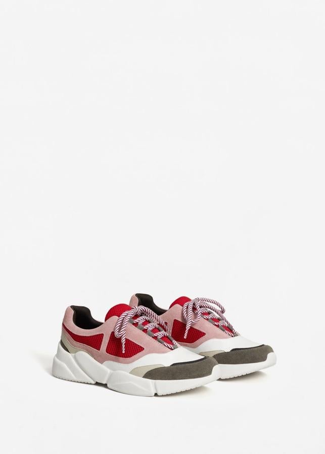 Muy similares a las zapatillas masculinas de Balenciaga, estas zapatillas de Mango combinan el rosa con el rojo. Precio: 49,99 euros