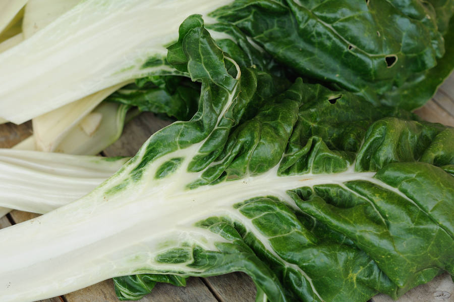 Espinacas, acelgas, guisantes, patatas y, sobre todo perejil, eneldo, laurel, ajo y cebolla son bactericidas y deben estar presentes en los sofritos y en general en los platos de nuestra cocina tradicional.