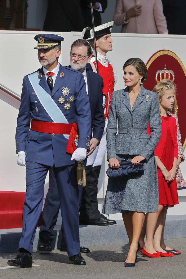 Doña Letizia volvió a confiar en Felipe Varela para los actos celebrados en Madrid con motivo del día de la Fiesta Nacional, y acertó de lleno con este dos piezas de inspiración 'new look' en cheviot gris con falda bordada y cahqueta entallada con cinturón.