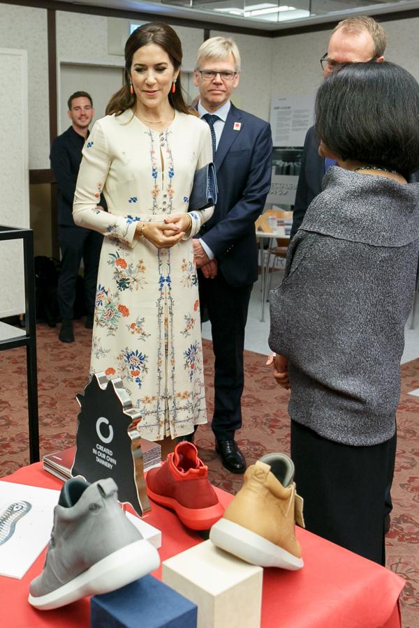 Mary de Dinamarca ha hecho constantes guiños a la tradición nipona durante su viaje oficial a Japón. En este caso, la princesa se decantó por un elegante vestido con estampado oriental de la firma Vilshenko.