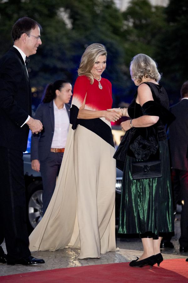 Máxima de Holanda apostó por un vestido de gala con capa digno de alfombra roja firmado por Jantaminiau.