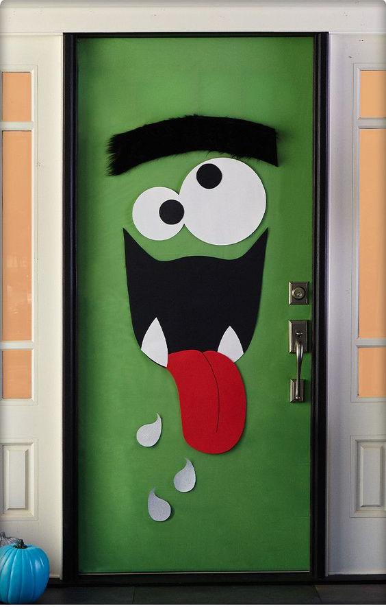 No dudes en decorar la puerta de tu casa como en la imagen para que los invitados se metan en ambiente nada más llegar. Solo necesitarás un poco de papel verde continuo y unas cartulinas.