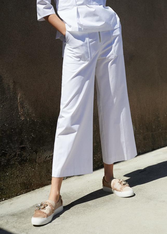 Con suela gruesa, satén y pedrería, de Mango. Precio: 49,99 euros.