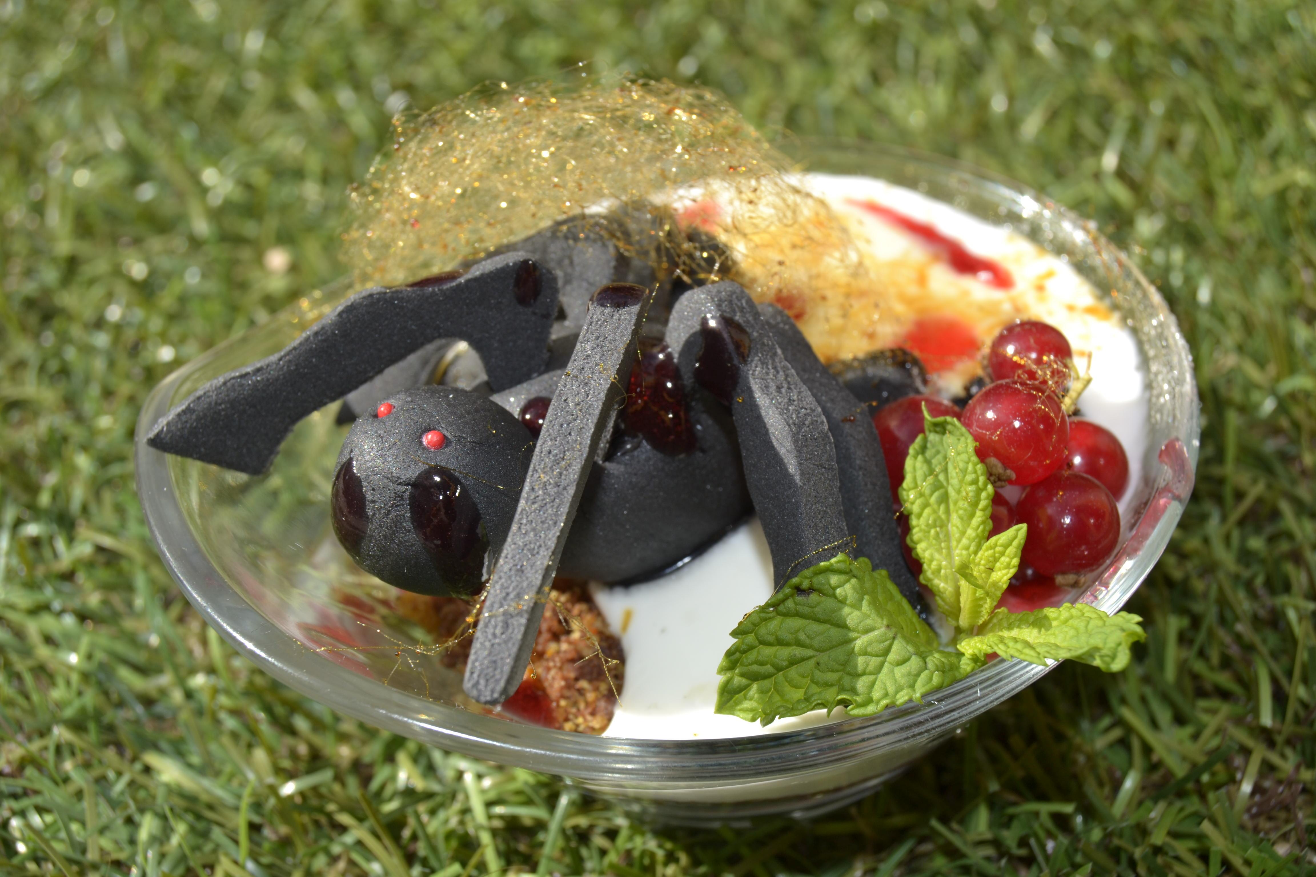 Lo sirven en El Laurel, y no estamos seguras de si nos atrevemos a meter la cuchara... Si quieres, también puedes poner arañas en las pizzas haciéndolas con anchoas y aceitunas negras.