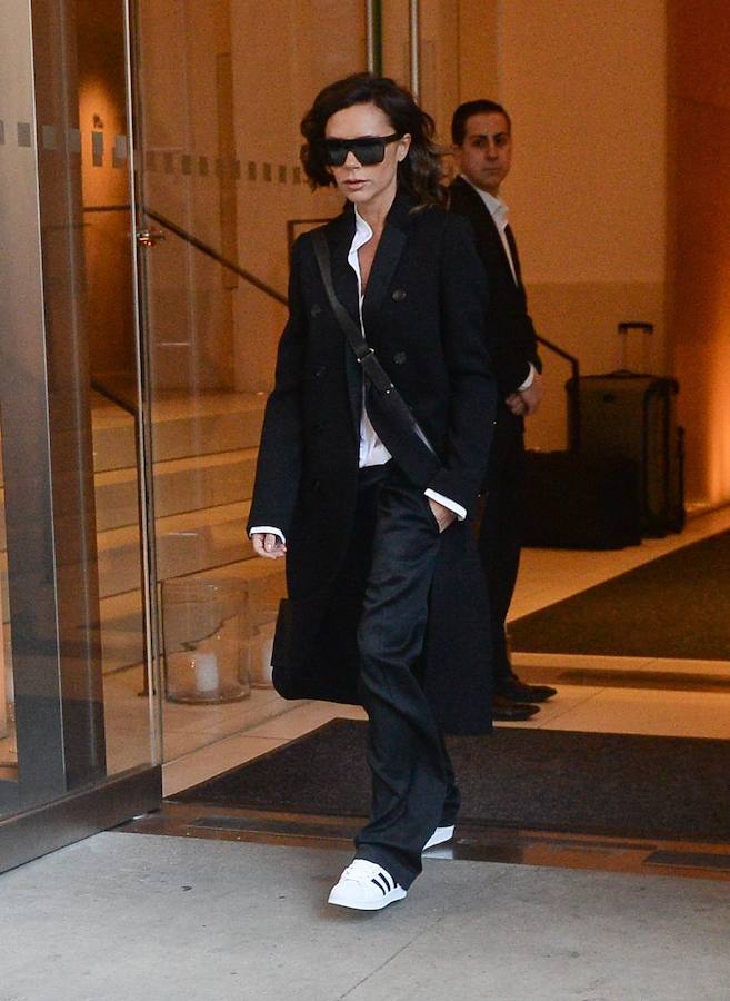 Con un traje masculino XXL como los llevaban los hombres de negocios en los años 90. Victoria Beckham sí que sabe.