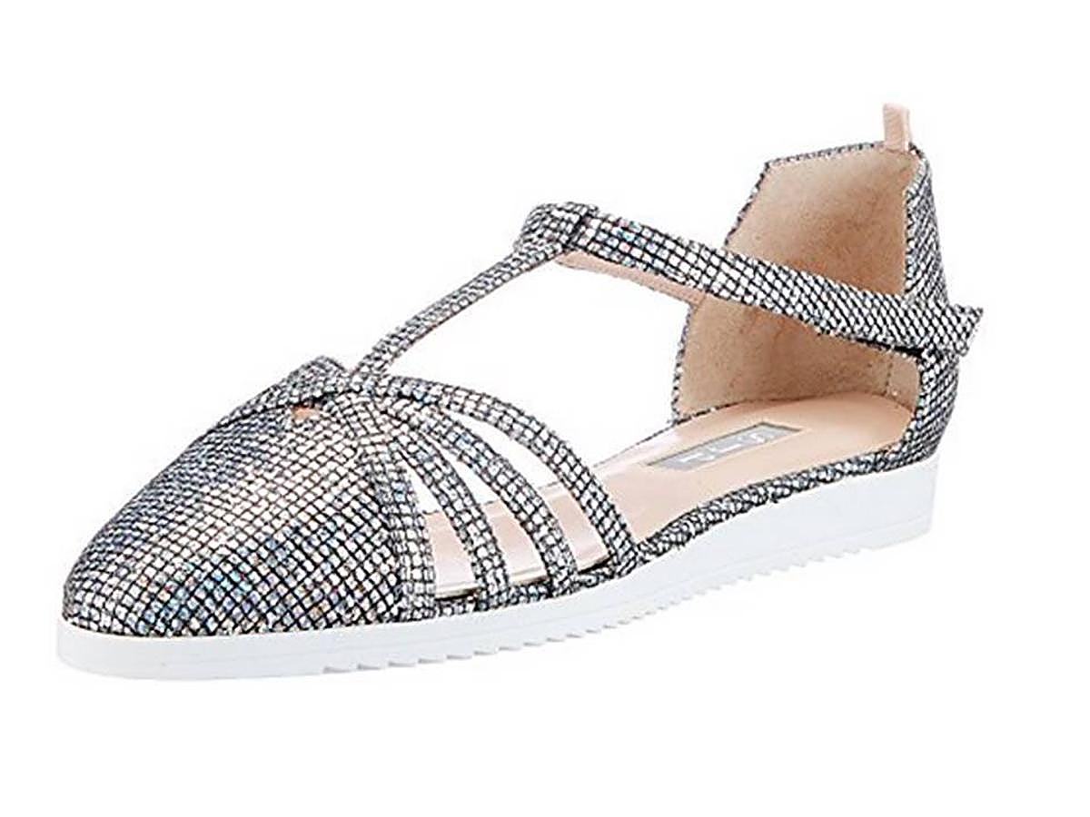 La primera sneaker que lanza la actriz. Tiene suela de goma y se cierra con velcro (en sus redes sociales ya se la hemos visto puesta). Disponible en un montón de colores.