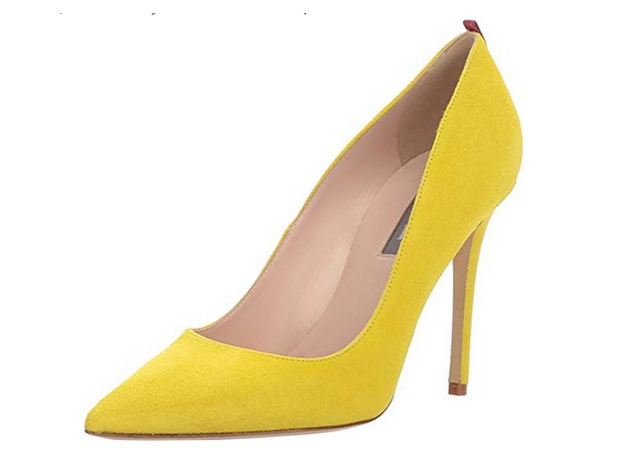 Cuero. Disponible en varios colores. Tacón de diez centímetros con raya de contraste en la parte trasera.