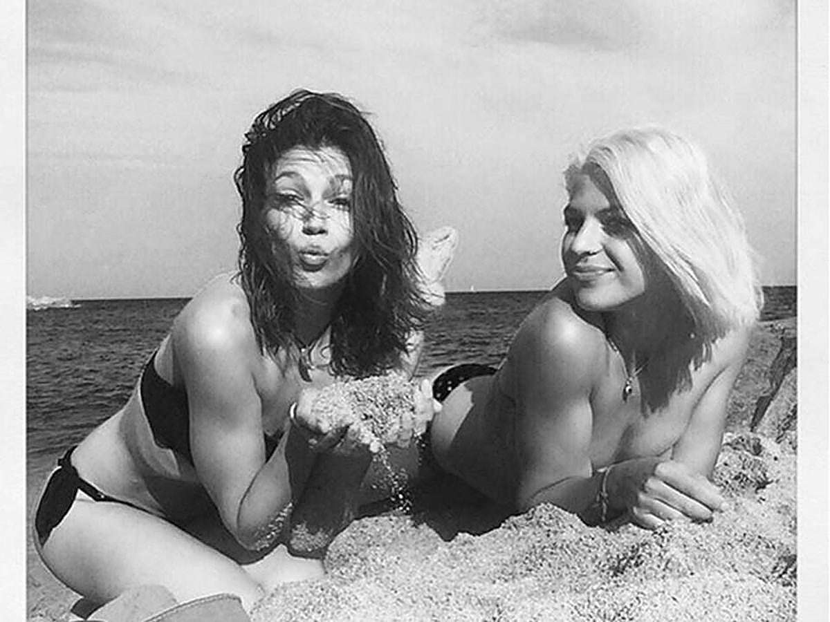 Con la también actriz Thais Blume, con quien compartió un día de playa.