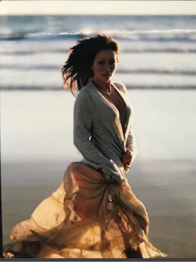 “(…) desempaquetando cajas de días pasados. Encontré esta Polaroid. Recuerdo a esta chica. Esa seguridad, fuerza, confianza, esperanza. A veces es bueno reflexionar sobre el pasado. Recordar. Hace poco alguien publicó que debería dejar de mirar atrás, al cáncer, y seguir hacia adelante porque ahora estoy bien. No estoy de acuerdo. Creo que a veces debemos mirar atrás para seguir hacia adelante. Tal vez”.