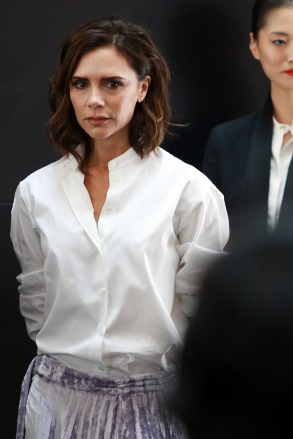 Es, probablemente, la prenda fetiche de la diseñadora. Nadie como ella (a excepción de Carolina Herrera) saca tanto partido a una camisa blanca. Si buscas un look de noche, ¿por qué no pruebas a combinar tu camisa con una falda de terciopelo? En esta ocasión, Victoria Beckham se decantó por una midi de tablas.