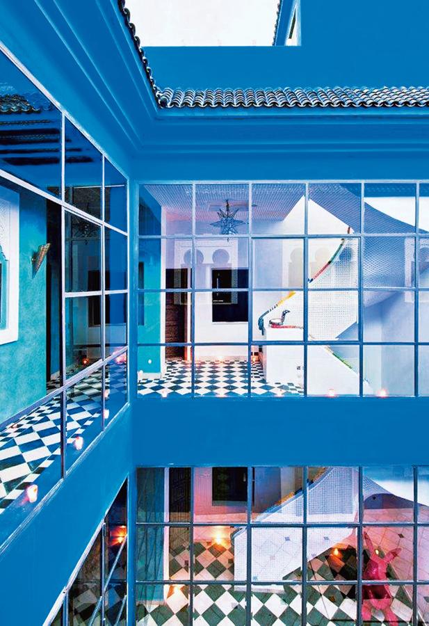 Los jardines Majorelle se tiñeron de añil por deseo de Saint Laurent. Ahora el Riad Goloboy lo homenajea, eso sí, con guiños "arty". www.riadgoloboy.com