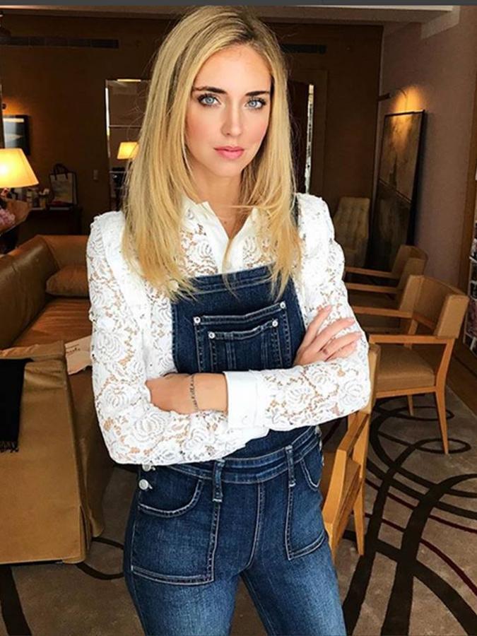 No es la opción que más nos convence a nosotras pero… ¡aquí hemos venido a dar opciones! Así que como alternativa te enseñamos este look de Chiara Ferragni con mono vaquero sobre camisa blanca calada. El caso es que mirándolo bien, no está tan mal… ¿Tú qué opinas?