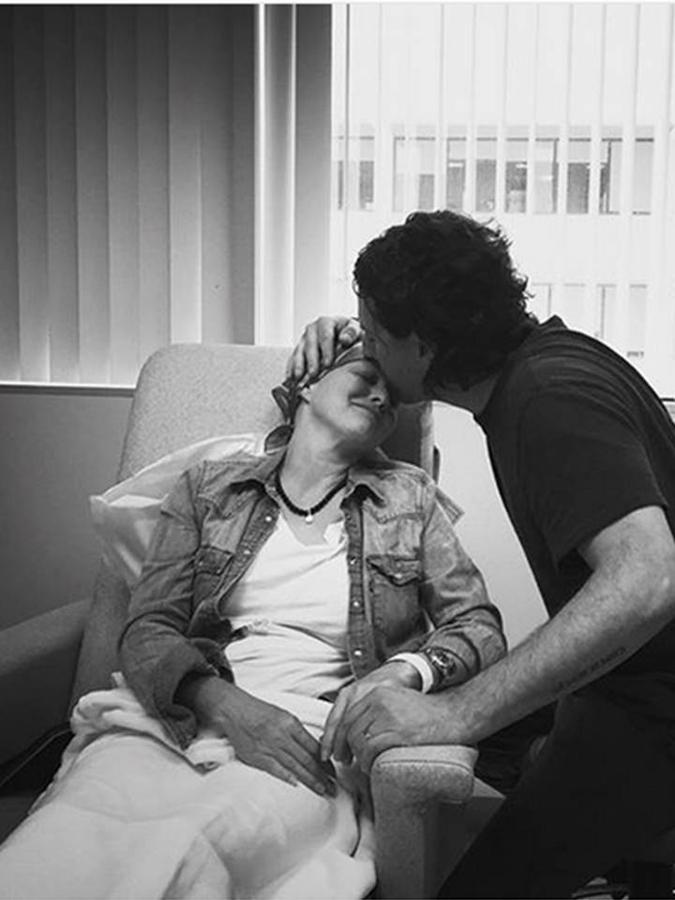 Shannen durante una sesión de quimioterapia. Su marido no se separa de ella.
