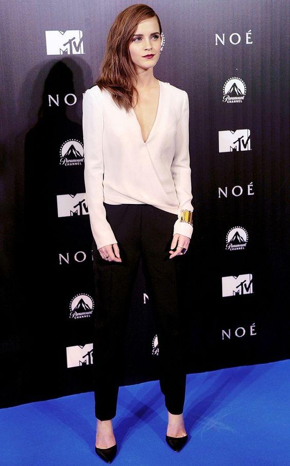 Una camisa blanca con un pantalón negro funciona. Eso lo sabemos. Pero no debemos perder de vista cómo, cuidando algunos detalles, damos mucha más vida a esta opción. Por ejemplo, la actriz Emma Watson apoya el look en tres pilares: unos maravillosos zapatos de tacón, un punto de luz en la muñeca gracias al brazalete dorado y el pronunciado escote que queda equilibrado con la opción de melena al lado.