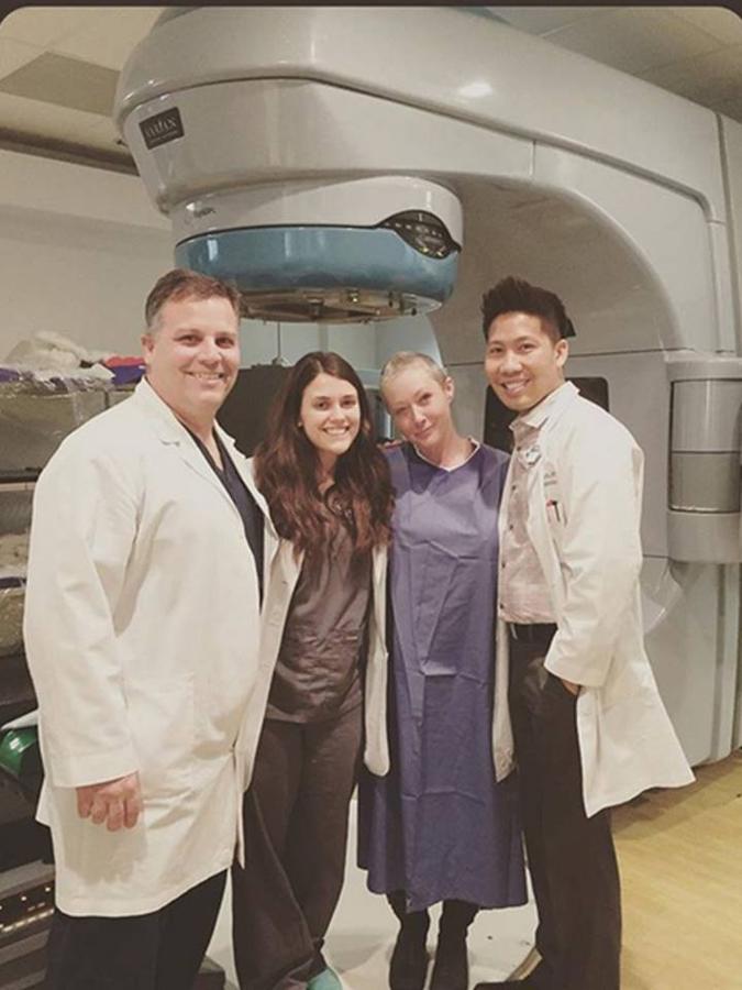 La actriz compartió esta imagen para agradecer a todo el personal de Oncología que trabajaba en el centro que la atendió, especialmente a los tres que aparecen en la imagen (Anna, Vince y Mike) y se despide de Maggie, la máquina –clave en el tratamiento- con la que mantuvo una relación de amor odio. “Un día Maggie será retirada y encontraremos la cura”.