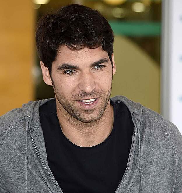 El diestro saliendo del hospital Quirón de Zaragoza.