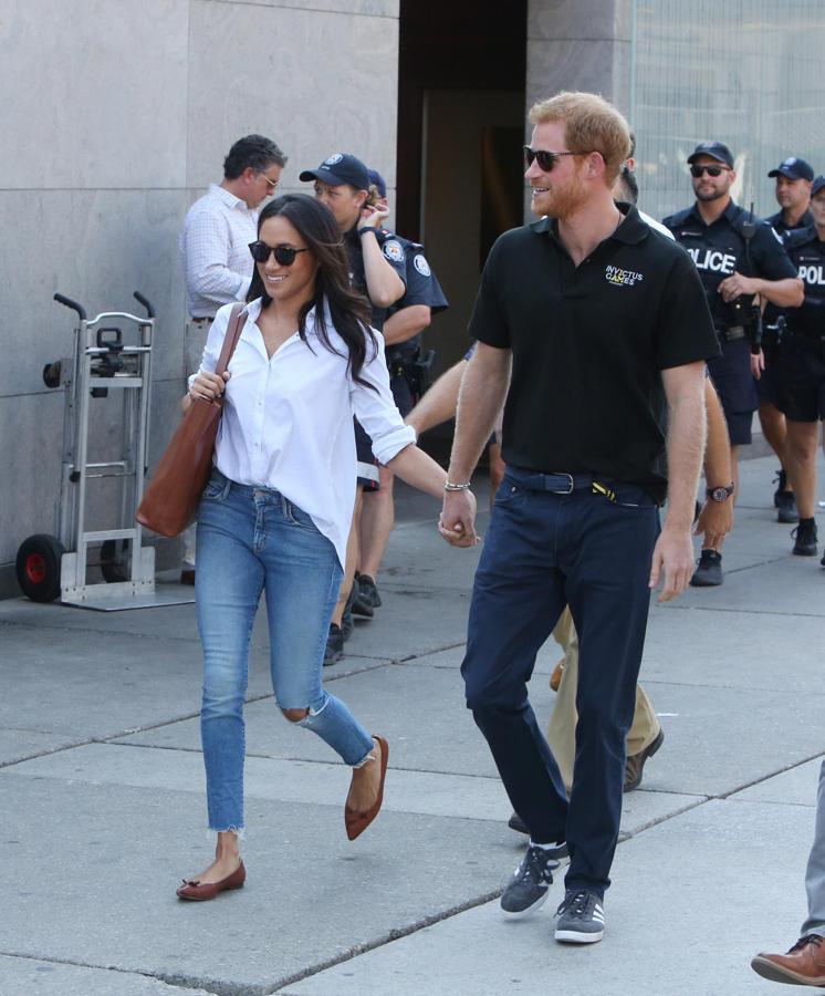 Es nuestra combinación favorita. La que eligió Meghan para su primera aparición pública junto al príncipe Harry. La actual duquesa de Sussex la combinó con vaqueros pitillo y bailarinas marrones. ¡Una de nuestras favoritas!