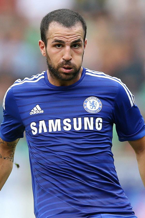 Cesc decidió someterse a un implante de pelo en el verano de 2014, justo el de su fichaje por el Chelsea. Aquí le vemos recién comenzada la pretemporada con su nuevo equipo... Y su nuevo pelo. Sobre sus entradas empieza a brotar una incipiente pelusa...