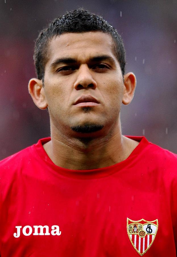 Recién aterrizado en el Sevilla procedente de Brasil, Dani Alves lucía este aspecto... ¿Todo correcto? Pues atención a la siguiente foto.