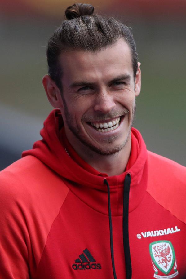 En esta foto de octubre de 2017 ya vemos a un Gareth Bale con su aspecto actual. Las orejas están más pegadas a la cabeza como consecuencia de una operación. Otra cosa es su pelo, que parece que le da guerra en su coronilla y por eso se deja un curioso moño.