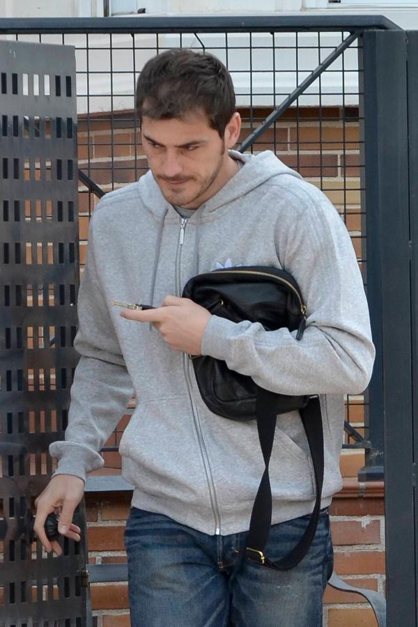 En 2012 Iker Casillas comenzaba su relación con Sara Carbonero... Y su pelo comenzaba a dar síntomas de agotamiento. En esta foto de marzo de 2012 se ve claramente la falta de cabello en su línea frontal...