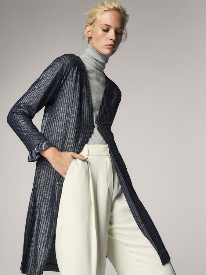 Con volantes en las mangas, esta chaqueta de Massimo Dutti es perfecta para aportar sofisticación al look. Precio: 49,95 euros.