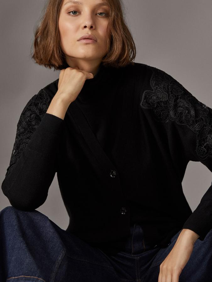 Chaqueta negra con detalles de encaje de Massimo Dutti. Precio: 69,95 euros.