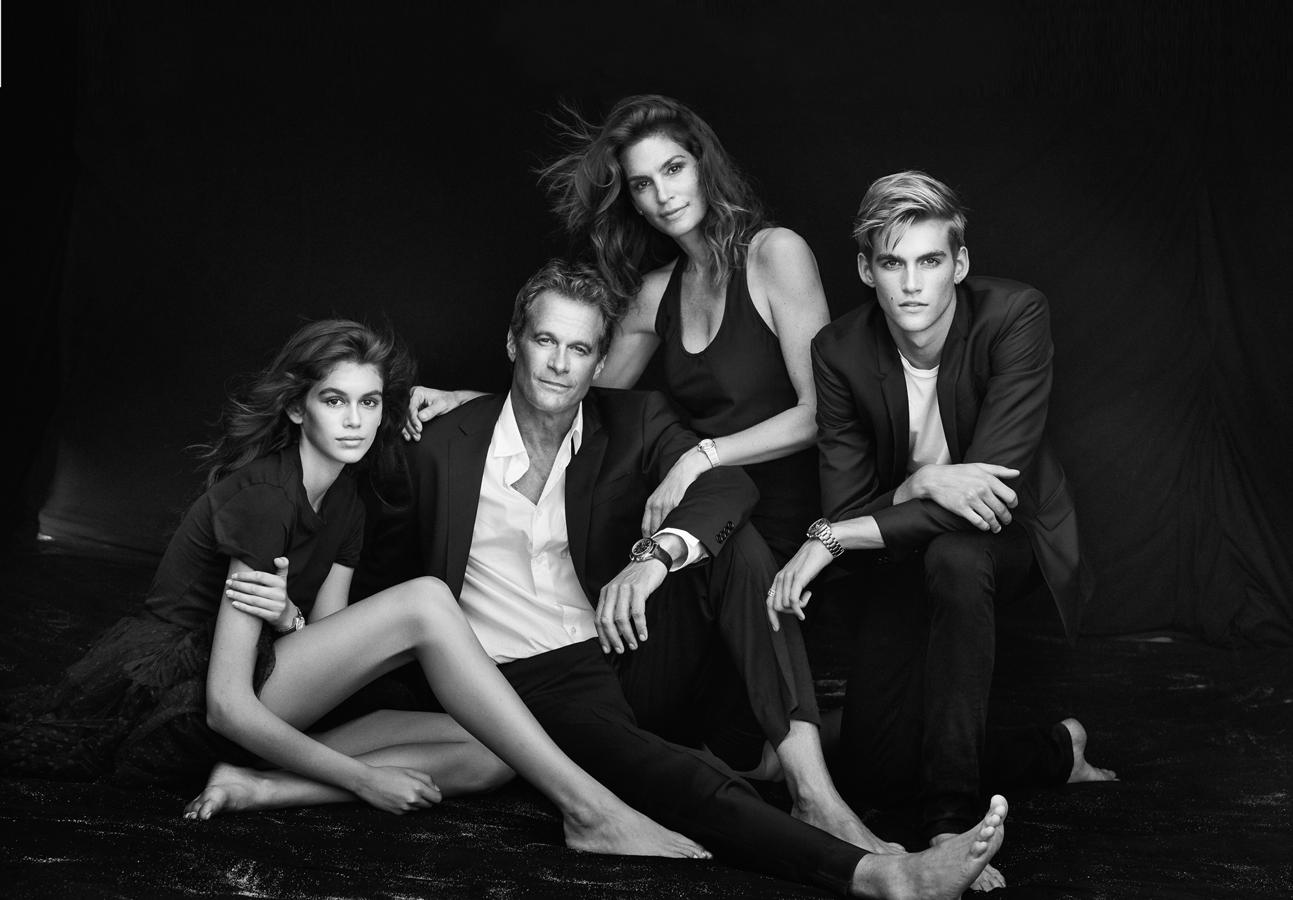 Los hijos de Cindy Crawford y Rande Gerber, Kaia y Presley, son los nuevos embajadores de la firma de relojería Omega. Para darles la bienvenida, el fotógrafo Peter Lindbergh ha hecho esta instantánea, que ya es el primer retrato de familia oficial para la firma.