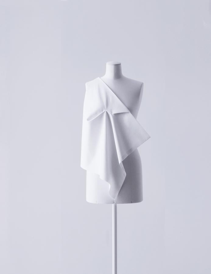 La firma Cos lanza el 20 de octubre su primer título, 'Creative with shapes', un libro sobre la diseñadora Usha Doshi, colaboradora de la casa e inventora de una técnica de patronaje que simplifica la forma de construir prendas. Para celebrar el lanzamiento, han creado una edición limitada de 11 piezas de mujer diseñadas con esta novedosa técnica.En www.cosstores.com.