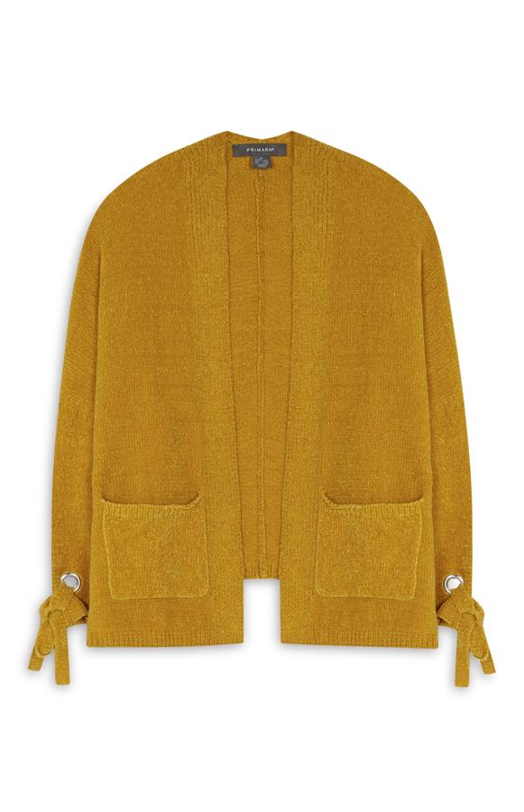 Chaqueta color mostaza con doble bolsillo y lazada en las mangas de Primark. Precio: 14 euros.