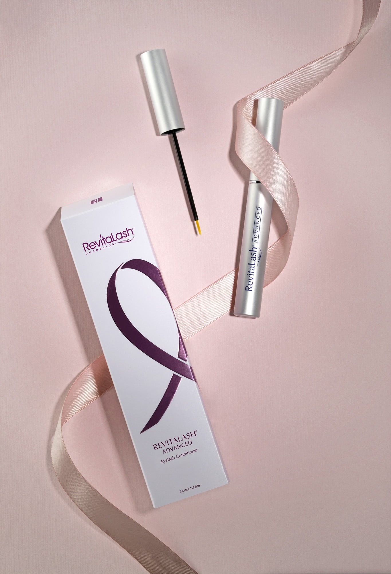 RevitaLash presenta sus nuevas ediciones limitadas Pink Ribbon 2017, una propuesta que se presenta con sus dos productos insignia: RevitaLash Advanced (tratamiento acondicionador y fortalecedor de pestañas, 135€) y RevitaBrow Advanced (fortalecedor de cejas, 115€). La firma brindará donará el 10 % de los beneficios recaudados de las ventas de esta edición limitada a las Asociaciones de Lucha Contra el Cáncer.