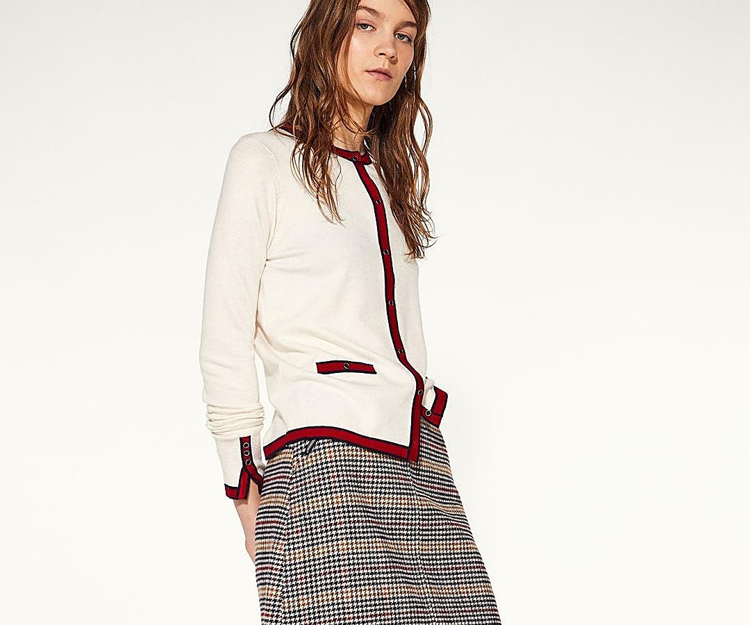 Chaqueta beige con vivos en rojo y azul de Sfera. Precio: 17,99 euros.