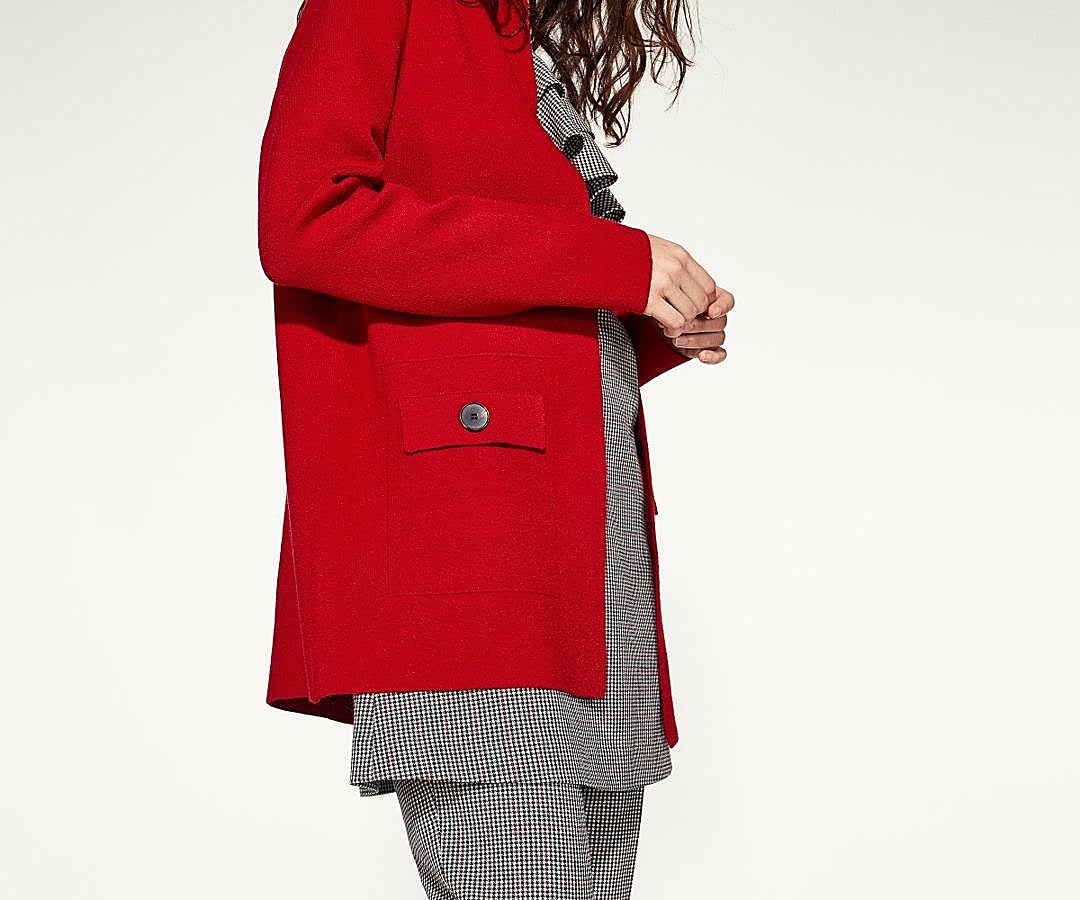 Chaqueta roja bolsilos con botones de Sfera. Precio: 29,99 euros.