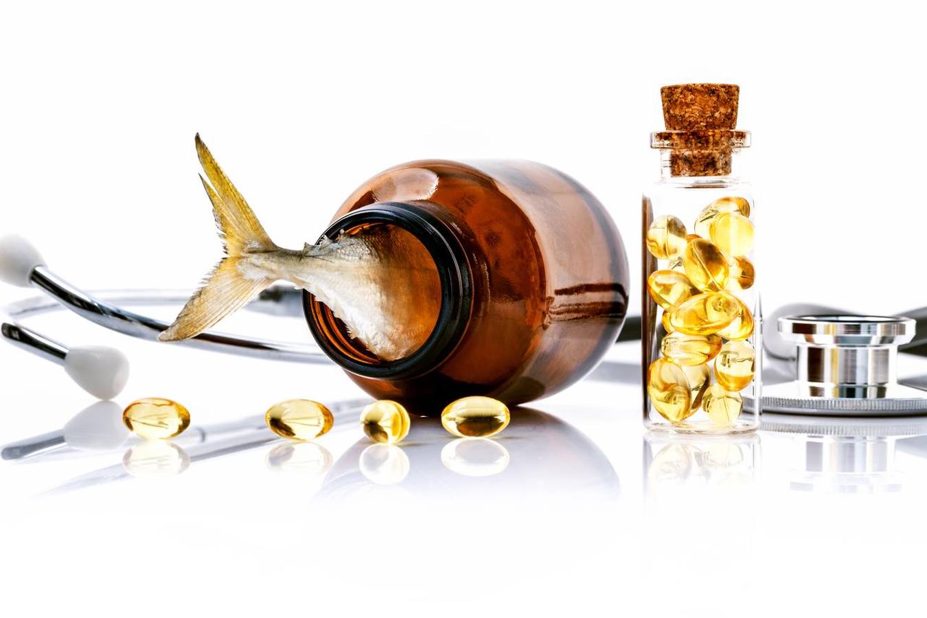 El aceite de hígado de bacalao contiene 1 gramo de ácido eicosapentaenoico (EPA), un tipo de ácido graso omega 3, por cada 100 gramos. También de 9 a 12 gramos de ácido docosaexaenoico (DHA), otro tipo de omega 3.