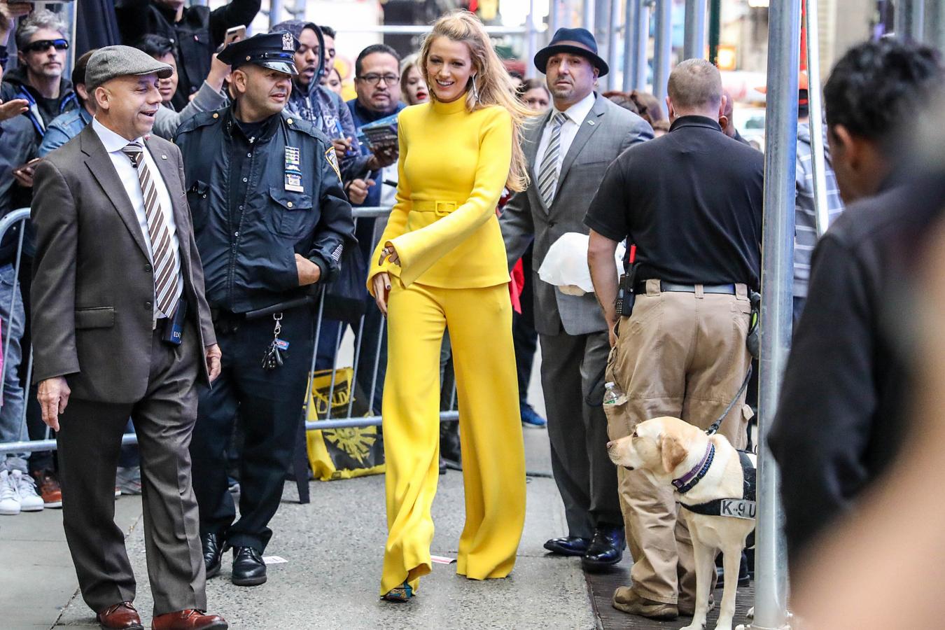 La actriz combinó su 'total look' en amarillo firmado por Brandon Maxwell con unos originales zapatos bordados de Charlotte Olympia y una melena 'messy' que aportaba un toque desenfadado y muy juvenil.