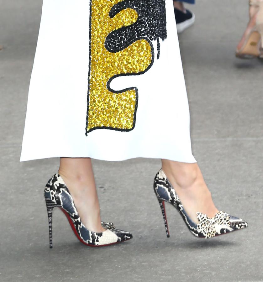 Un vestido tan especial y llamativo no necesitaba más complementos para brillar, pero Blake arriesgó y combinó este diseño tan especial con unos pumps con mix de estampados ('snake print' y detalle de lazo de leopardo) que podrían haber destrozado el look... ¡pero que, en este caso, quedaban de maravilla!