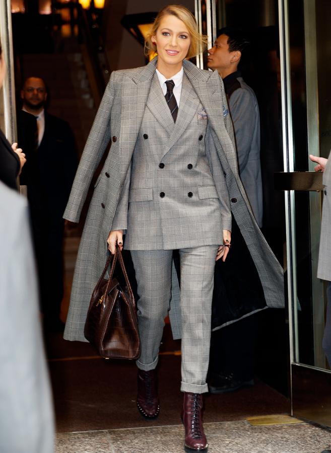 Y para terminar este repaso al estilo de Blake Lively en 24 horas, la mejor inspiración 'working girl' que verás este otoño. Sencillamente perfecta, con este look de Ralph Lauren Collection.