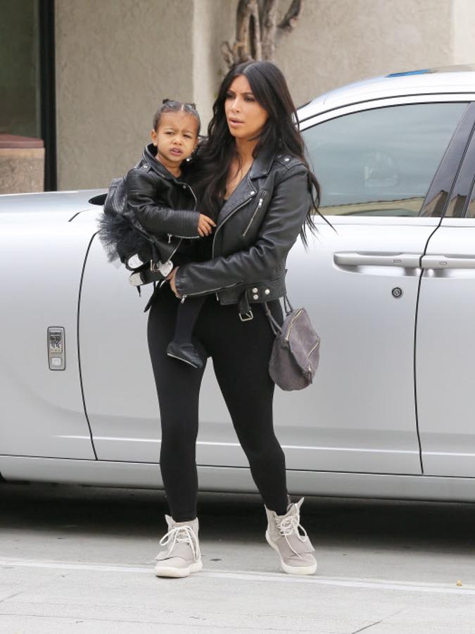 No deja nada a la improvisación en sus looks y la prueba es que hasta viste a su niña como a ella.