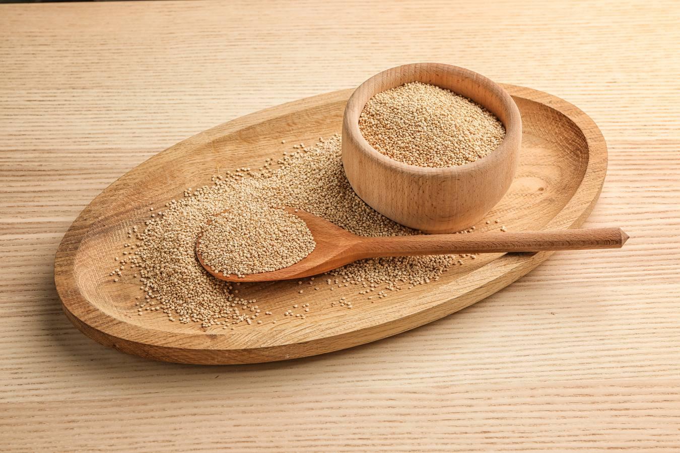 La quinoa contiene 8,3 gramos de ácido alfa-linolénico, un tipo de omega 3, por cada 100 gramos.