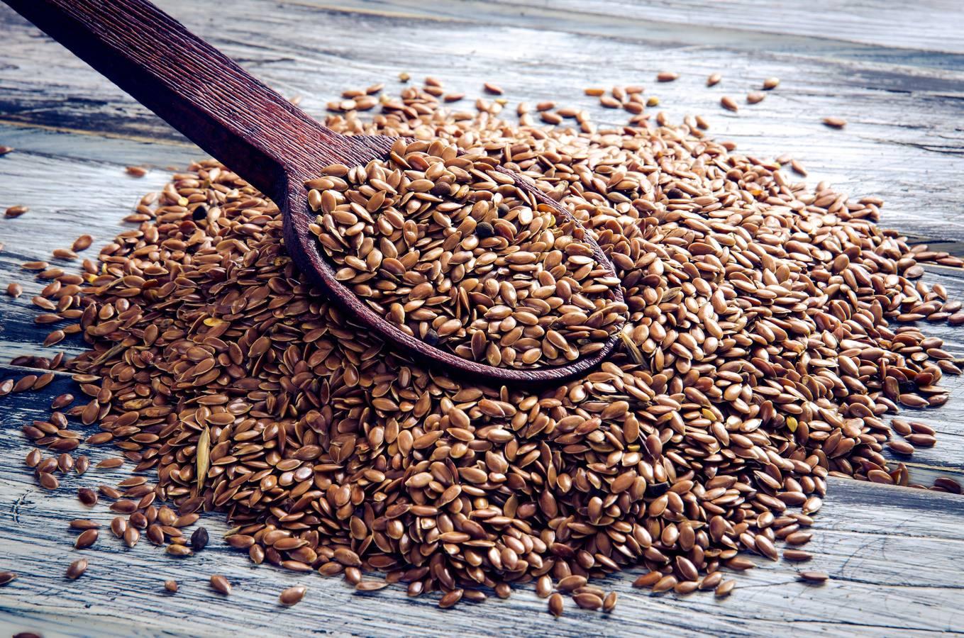 Las semillas de lino contienen 22,8 gramos de ácido alfa-linolénico, un tipo de omega 3, por cada 100 gramos.