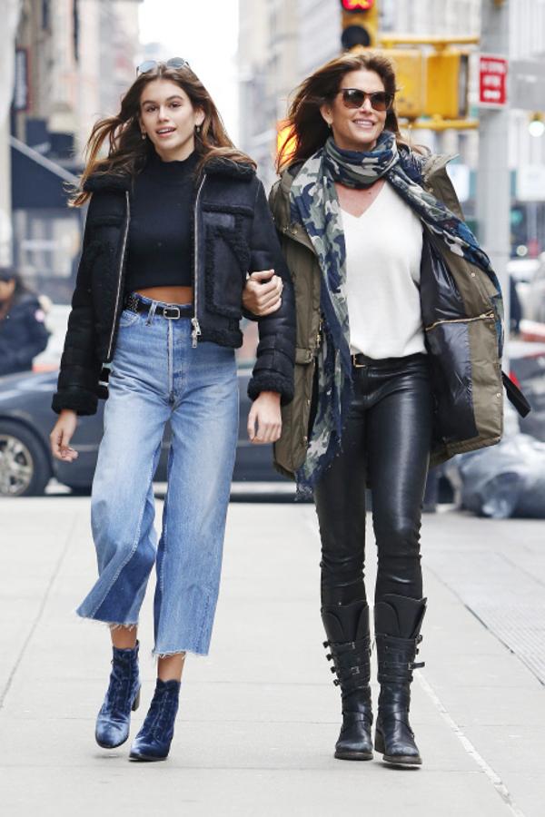 Y tercioelo tampoco. Le gusta lucirlo incluso en los pies, como lo demuestran los botines 'velvet' que suele llevar.