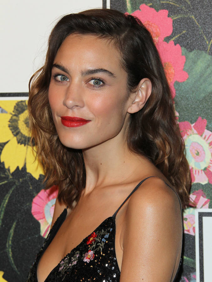 Más elaborado fue su look beauty, con labios rojos muy marcados, piel jugosa y bronceada y una melana retro con raya al lado y ondas muy abiertas.