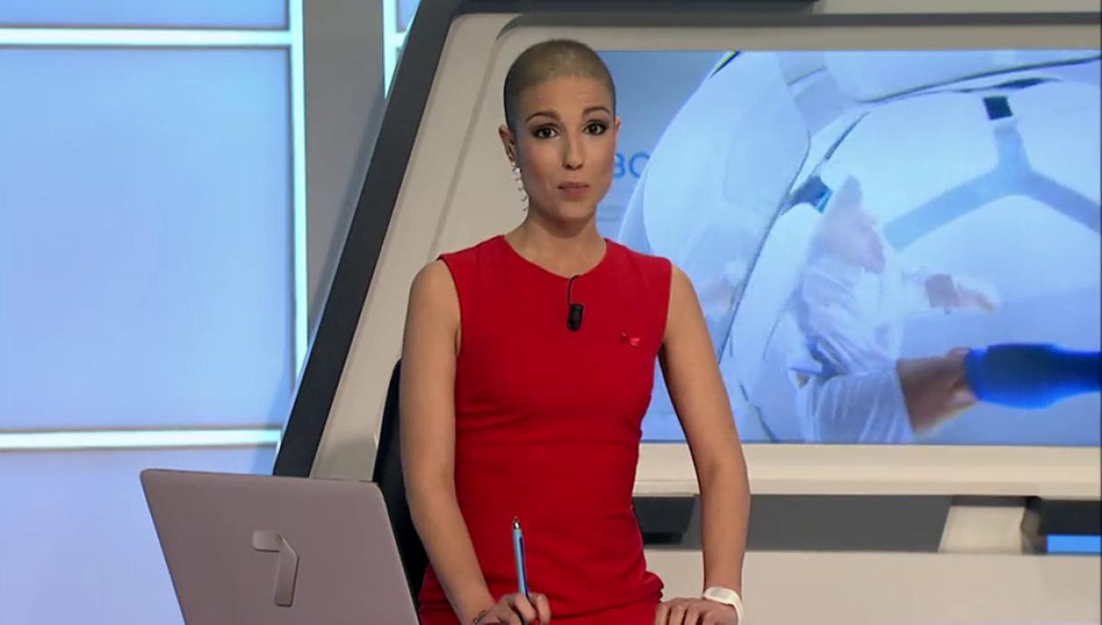 La periodista Marta García, presentadora de los informativos de 7TV Región de Murcia, sorprendió a la audiencia mostrándose con el pelo rapado en el telediario. Fue en ese momento cuando se hizo pública su enfermedad, un cáncer de mama que ya había superado. Su objetivo era dar normalidad a un mal que sufren muchas mujeres.