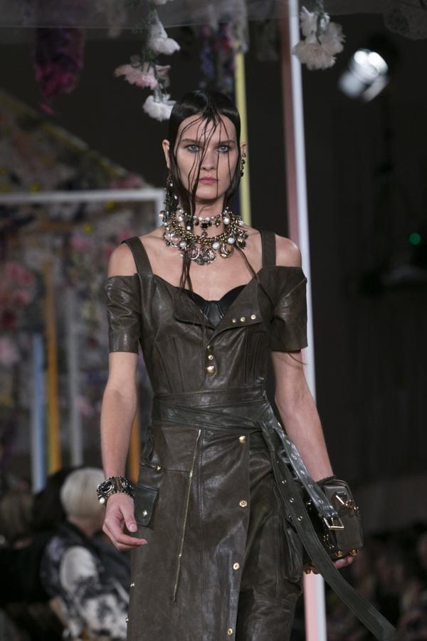 Pelo efecto 'wet', joyas XXL y vestido de cuero,; ¿el resultado? Un look gótico, pero muy elegante.